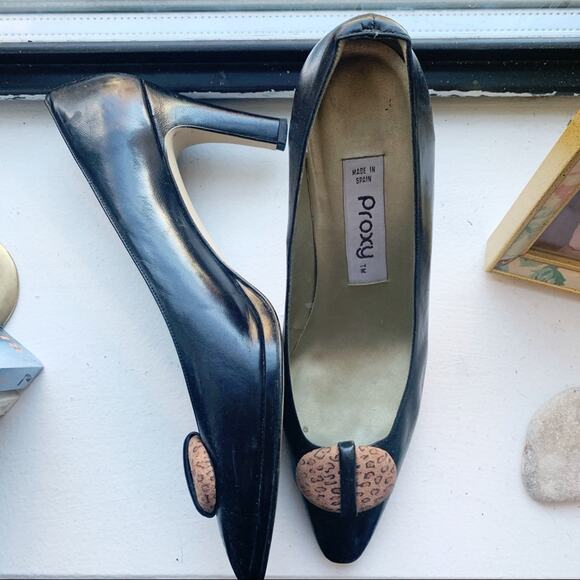 Vintage 90s Kitten Heels | Black Leather Leopard Medallion | Size 8.5 - Picture 3 of 6